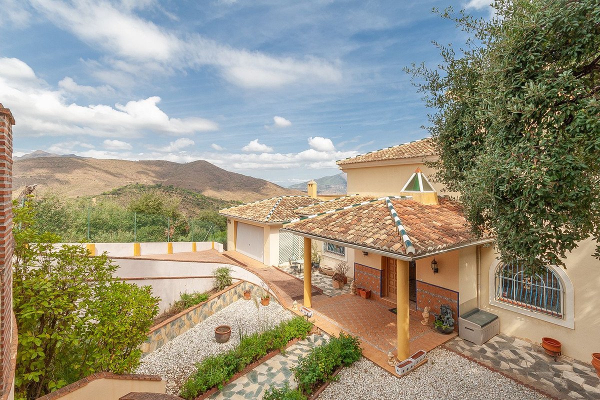 6 Bed Detached Villa in La Mairena
