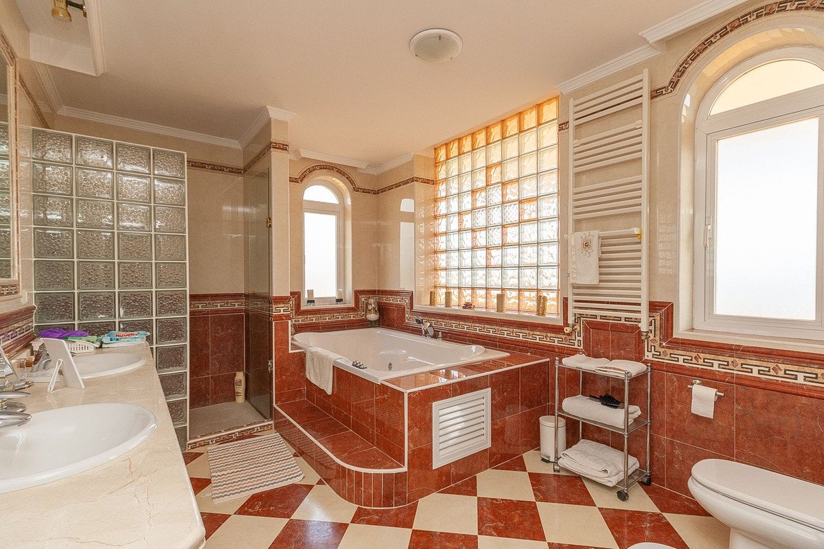 6 Bed Detached Villa in La Mairena