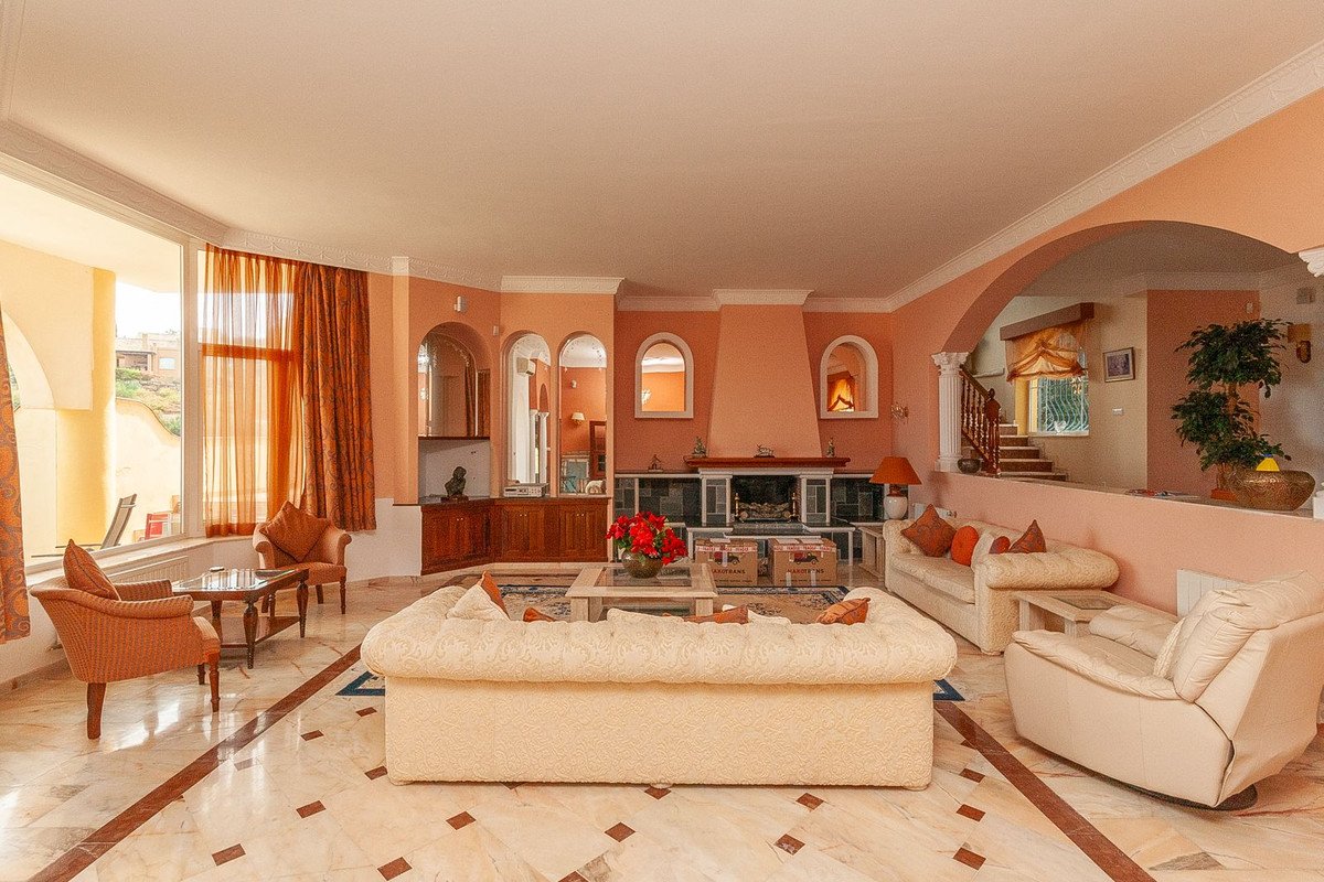 6 Bed Detached Villa in La Mairena
