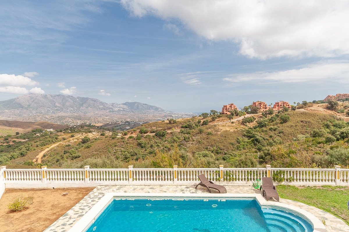 6 Bed Detached Villa in La Mairena