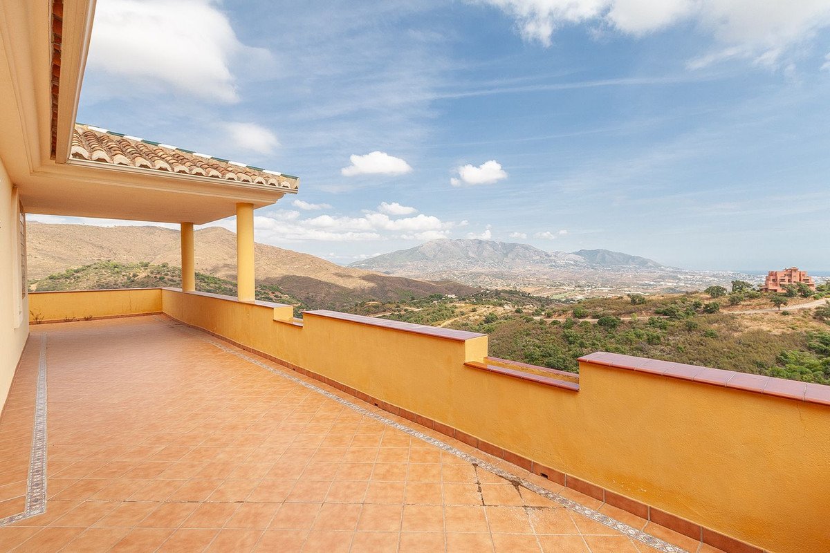 6 Bed Detached Villa in La Mairena