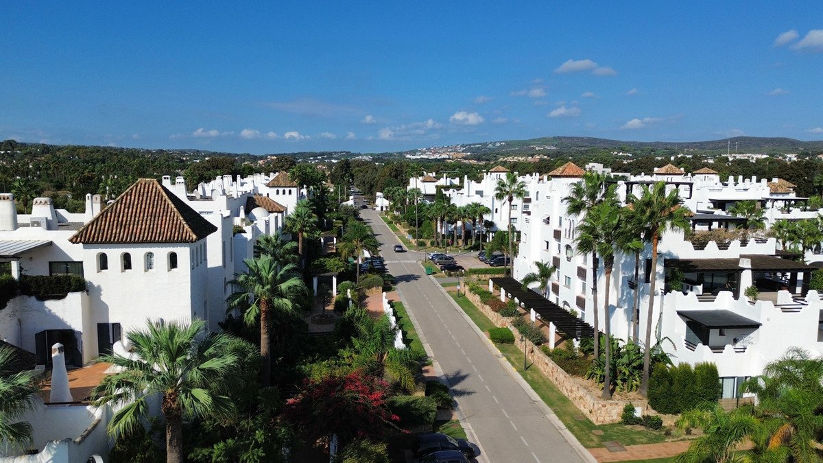 4 Bed Middle Floor Apartment in Sotogrande Costa