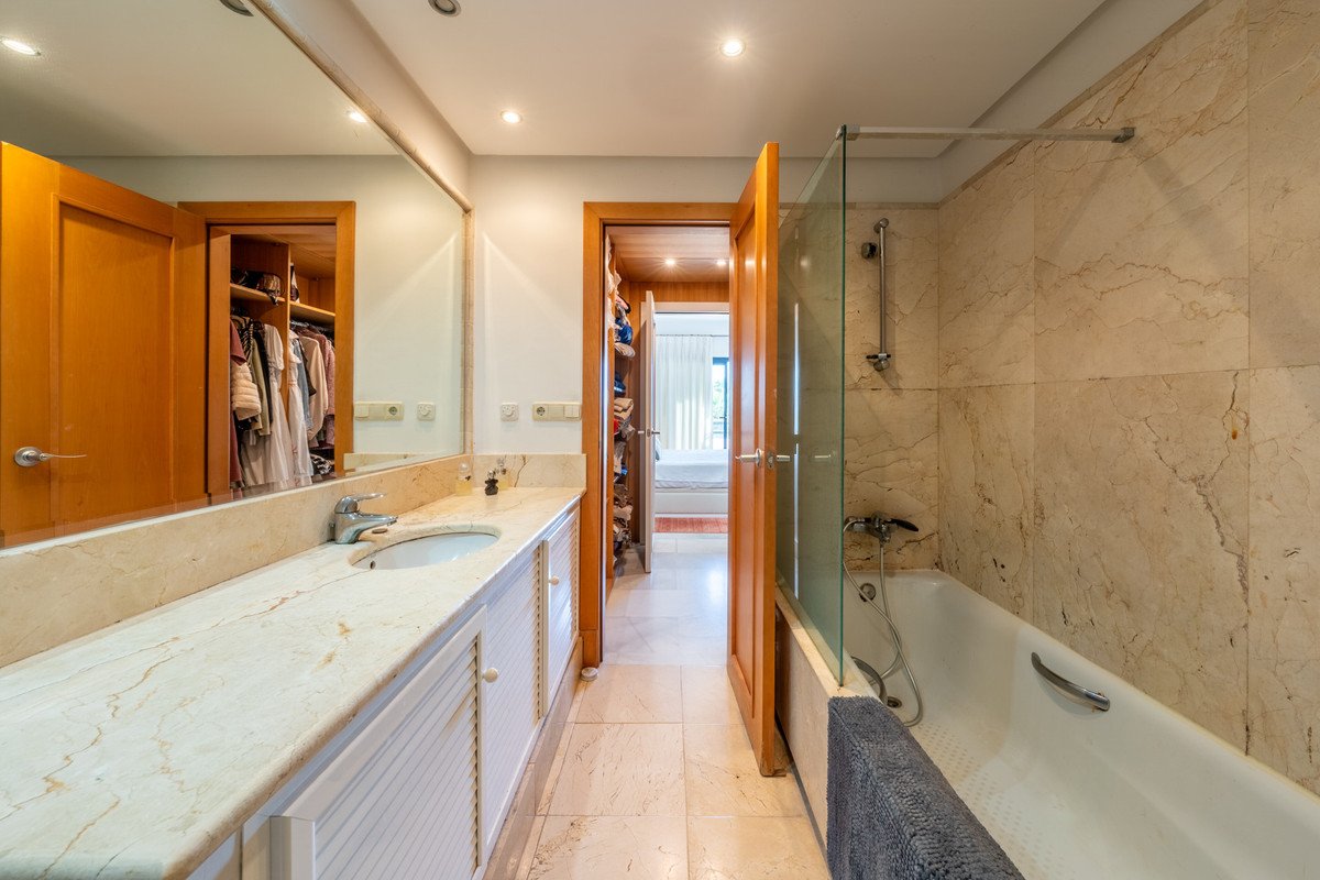 4 Bed Middle Floor Apartment in Sotogrande Costa