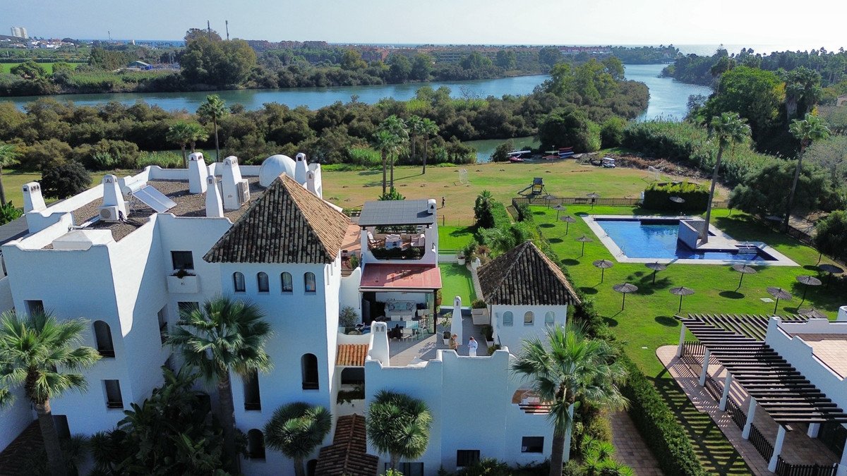 4 Bed Middle Floor Apartment in Sotogrande Costa
