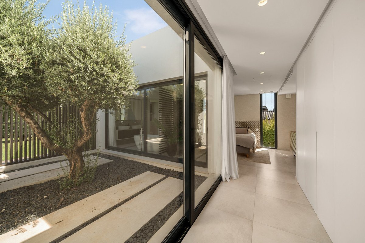 5 Bed Detached Villa in Nueva Andalucía