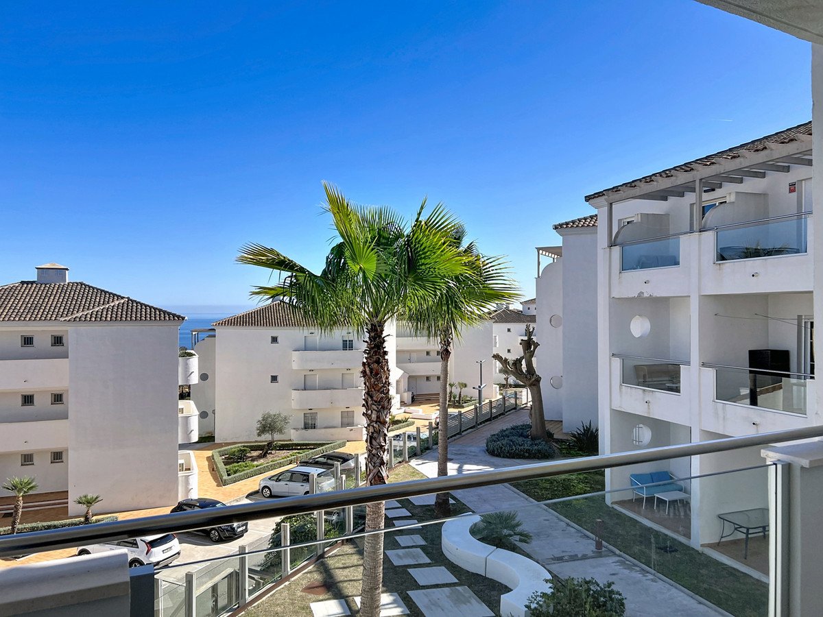 2 Bed Middle Floor Apartment in Manilva