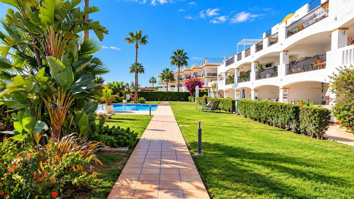 2 Bed Top Floor Apartment in La Duquesa