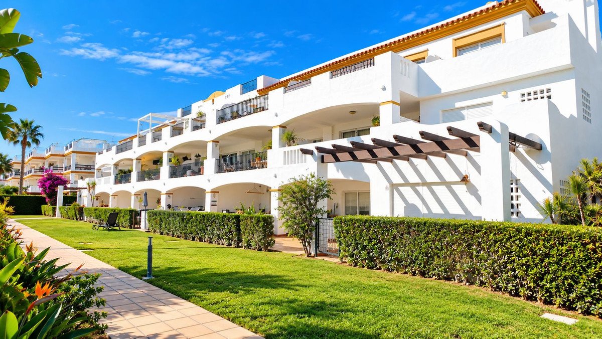 2 Bed Top Floor Apartment in La Duquesa