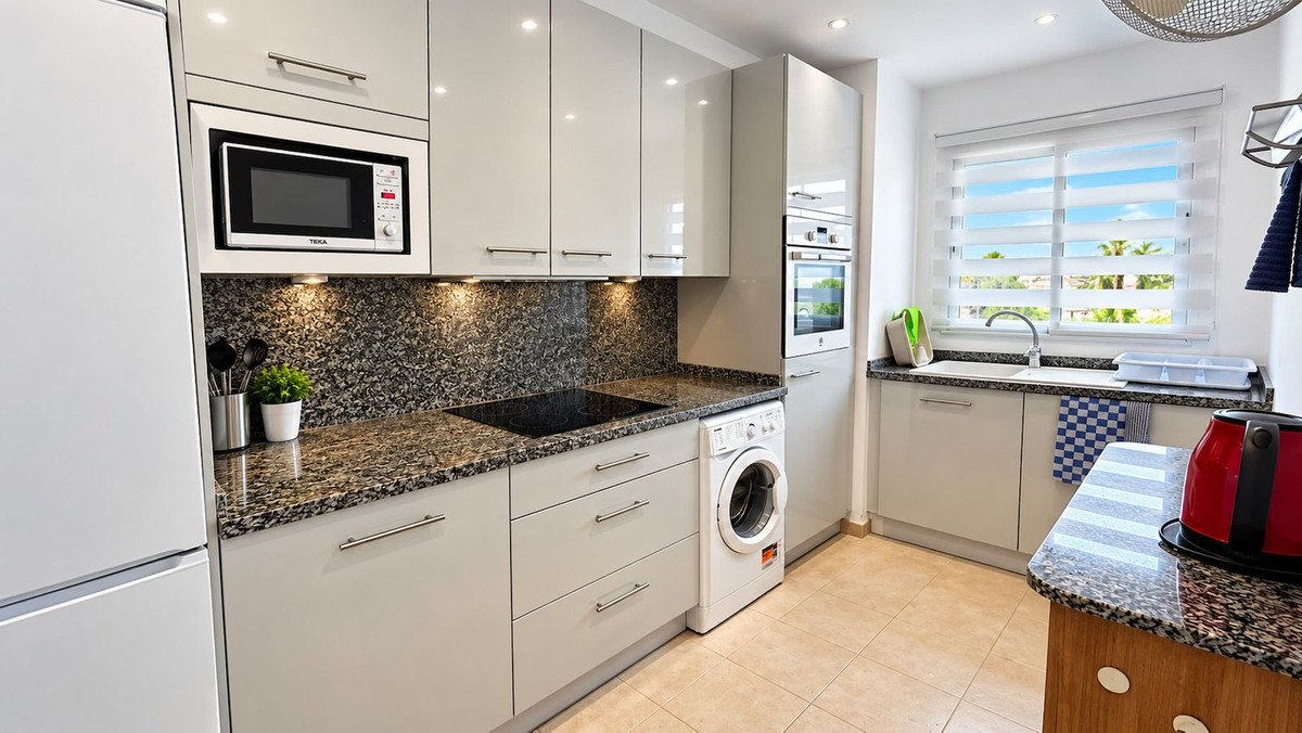 2 Bed Top Floor Apartment in La Duquesa