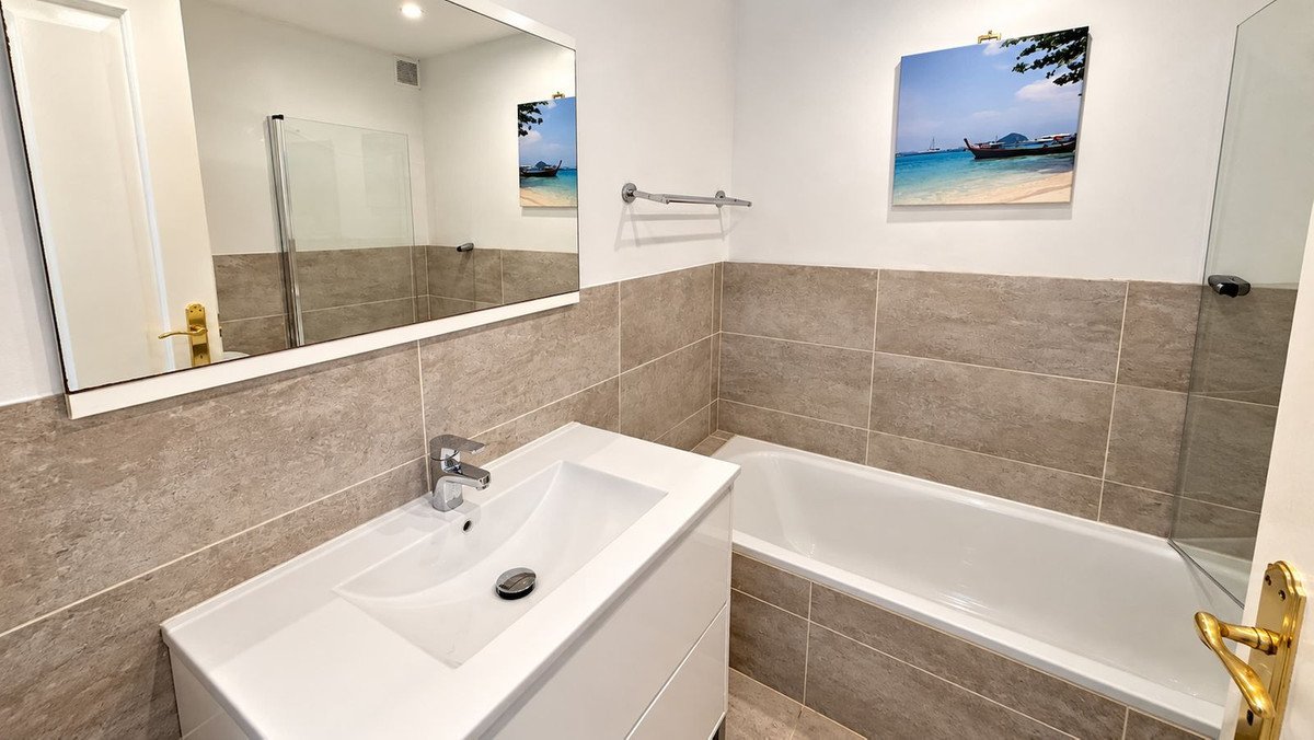 2 Bed Top Floor Apartment in La Duquesa