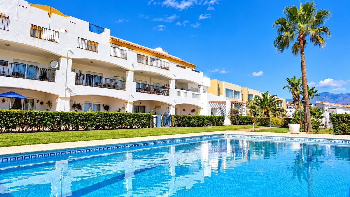 2 Bed Top Floor Apartment in La Duquesa