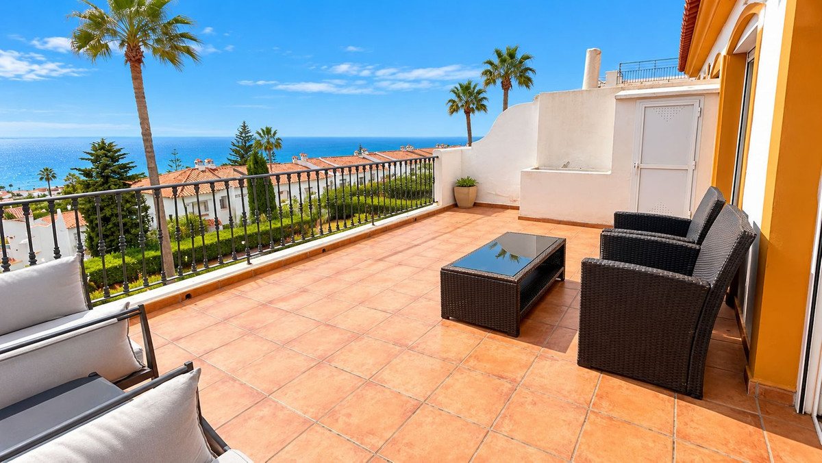 2 Bed Top Floor Apartment in La Duquesa