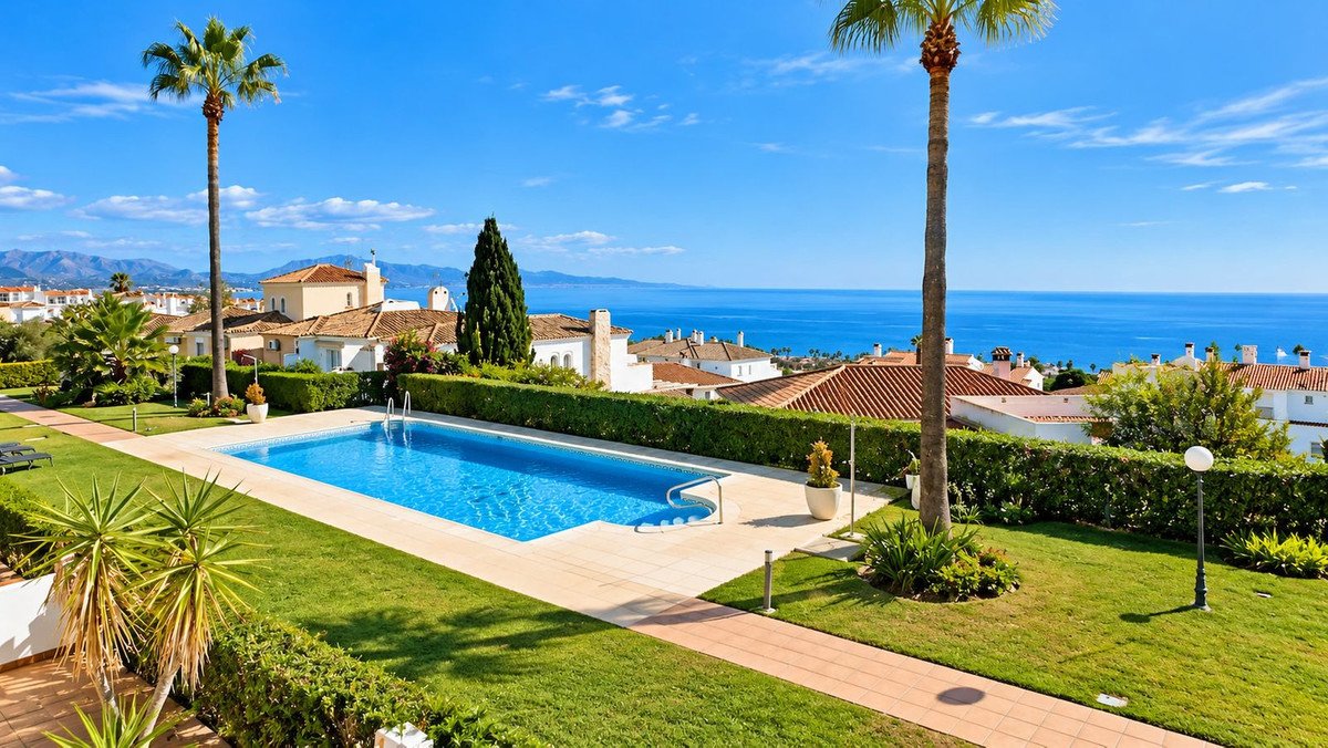 2 Bed Top Floor Apartment in La Duquesa