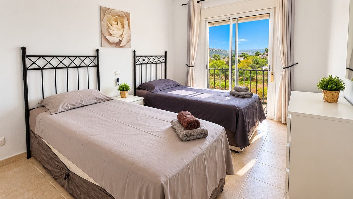 2 Bed Top Floor Apartment in La Duquesa
