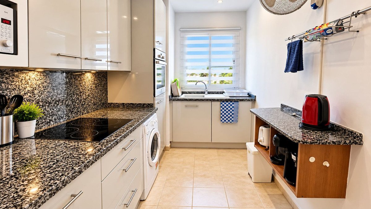 2 Bed Top Floor Apartment in La Duquesa
