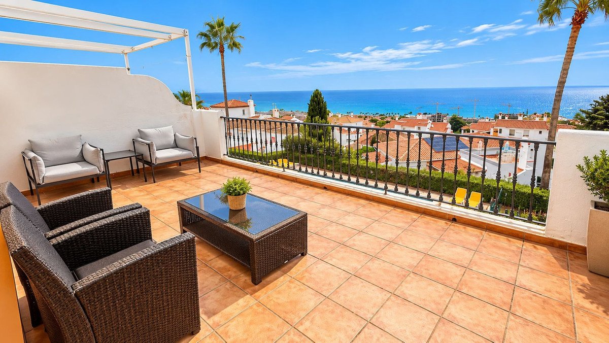 2 Bed Top Floor Apartment in La Duquesa