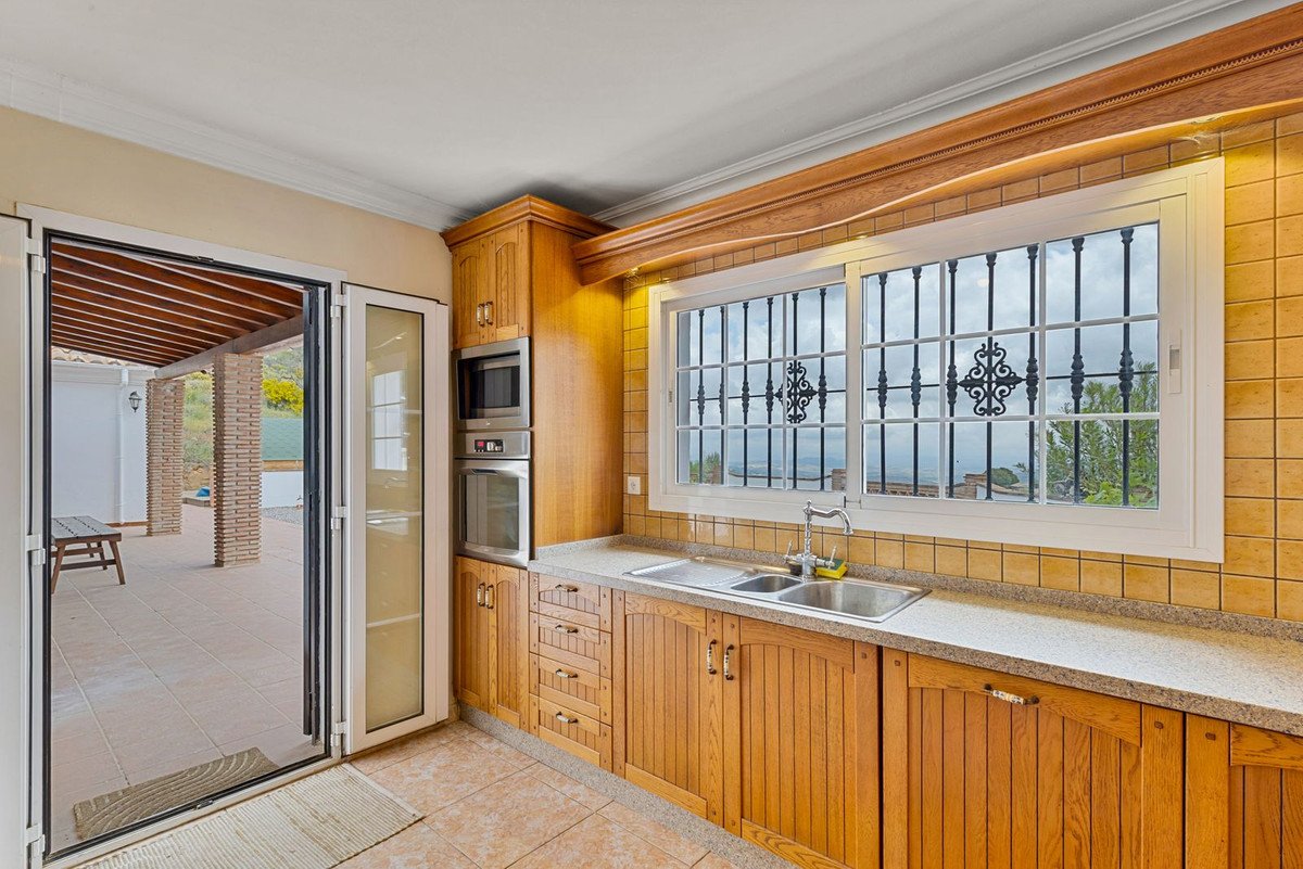 4 Bed Detached Villa in Tolox