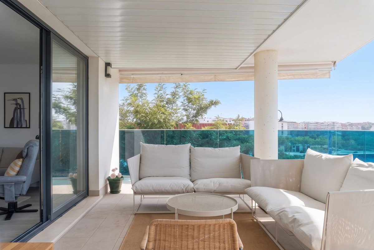 2 Bed Middle Floor Apartment in Las Lagunas