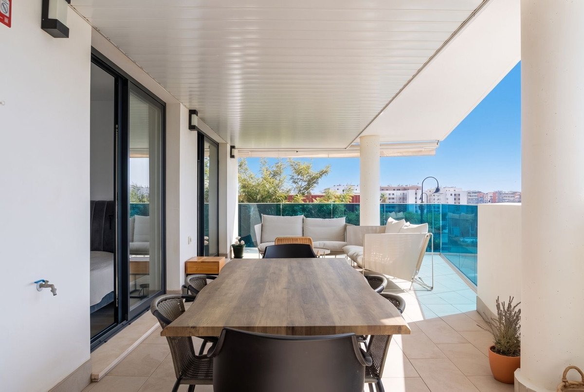 2 Bed Middle Floor Apartment in Las Lagunas