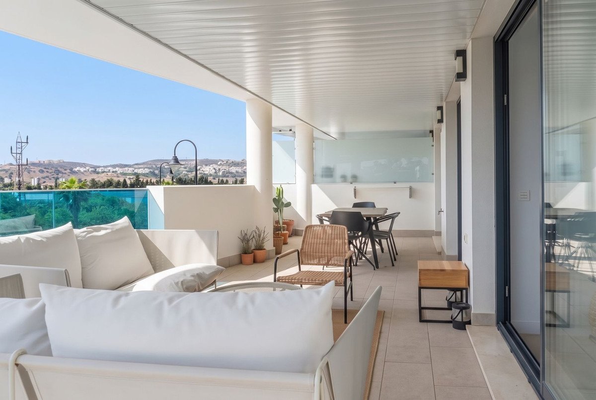 2 Bed Middle Floor Apartment in Las Lagunas