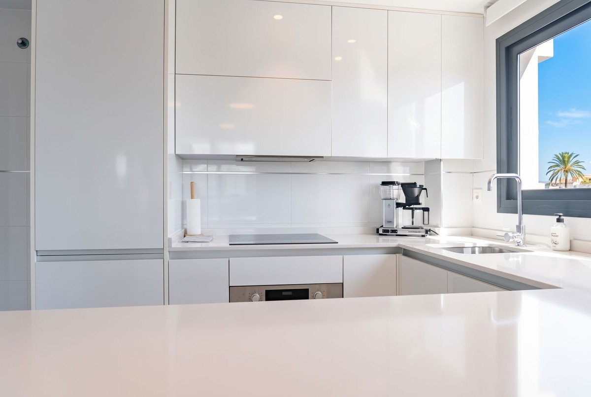 2 Bed Middle Floor Apartment in Las Lagunas