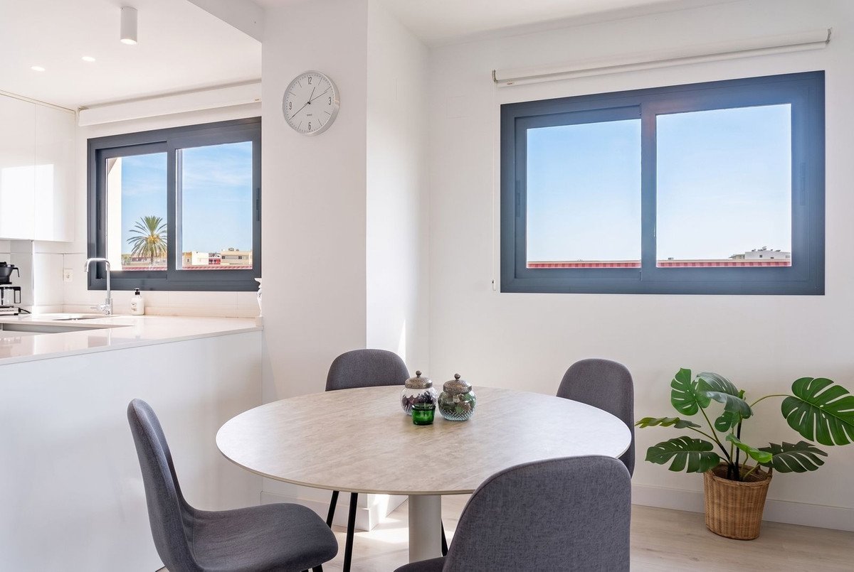 2 Bed Middle Floor Apartment in Las Lagunas
