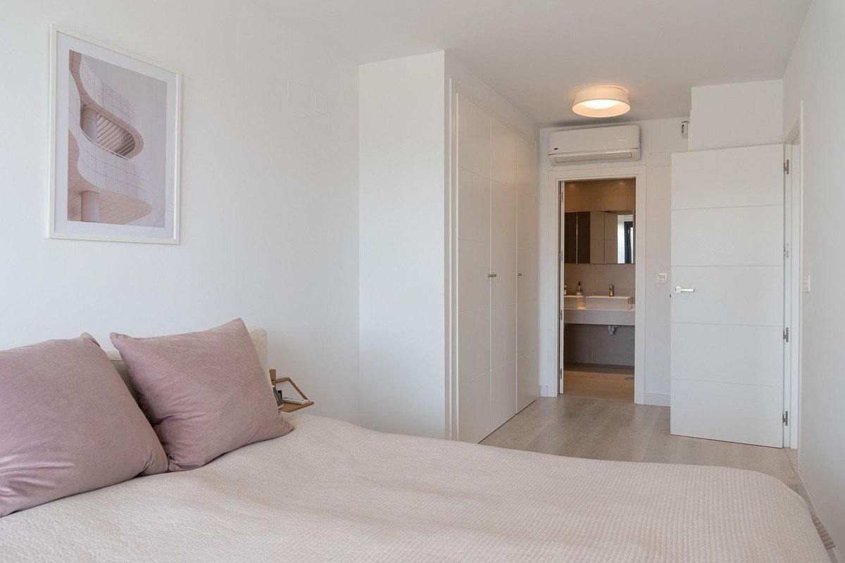 2 Bed Middle Floor Apartment in Las Lagunas