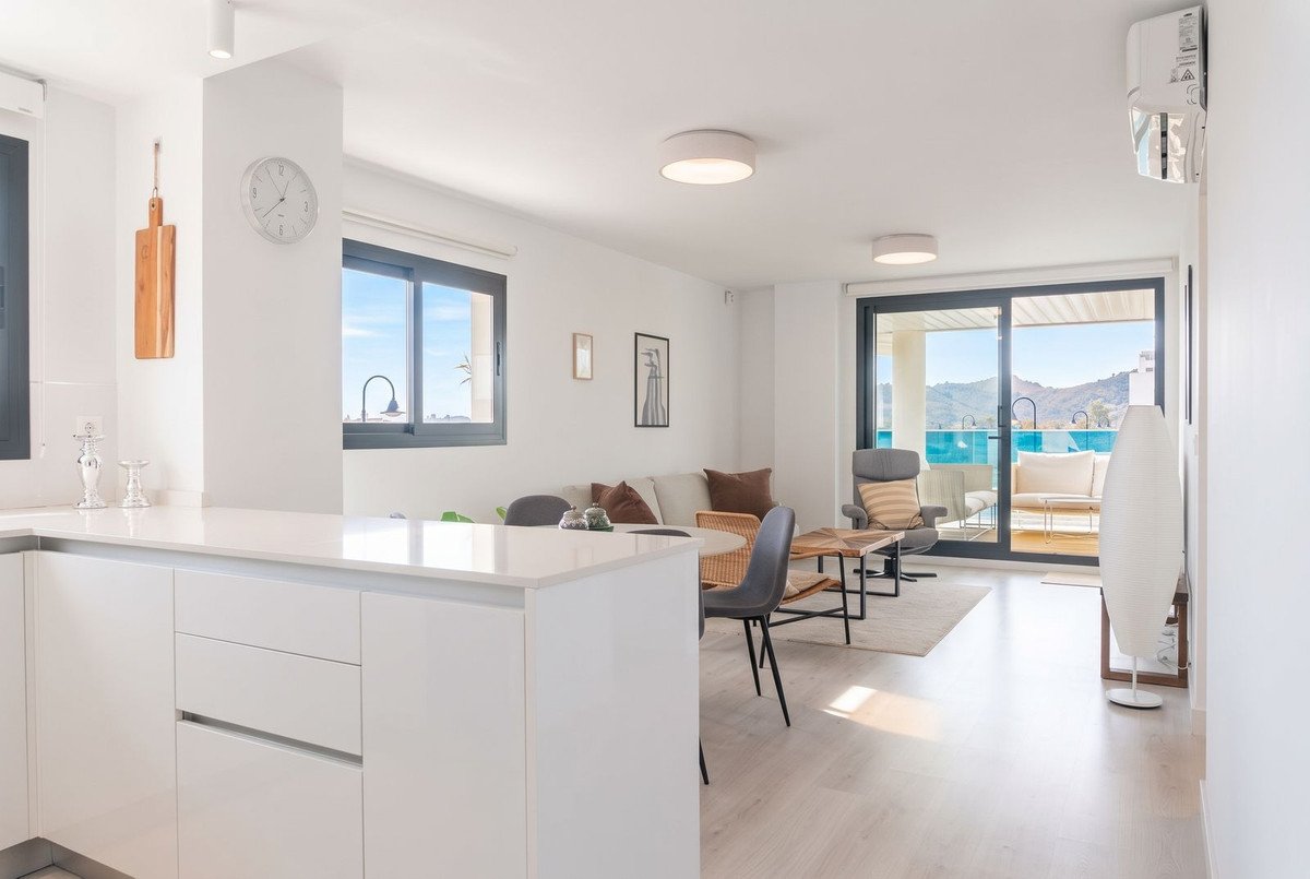 2 Bed Middle Floor Apartment in Las Lagunas