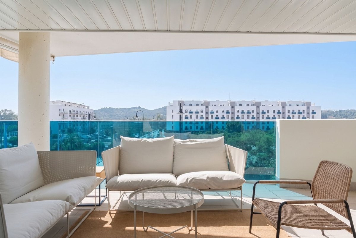 2 Bed Middle Floor Apartment in Las Lagunas