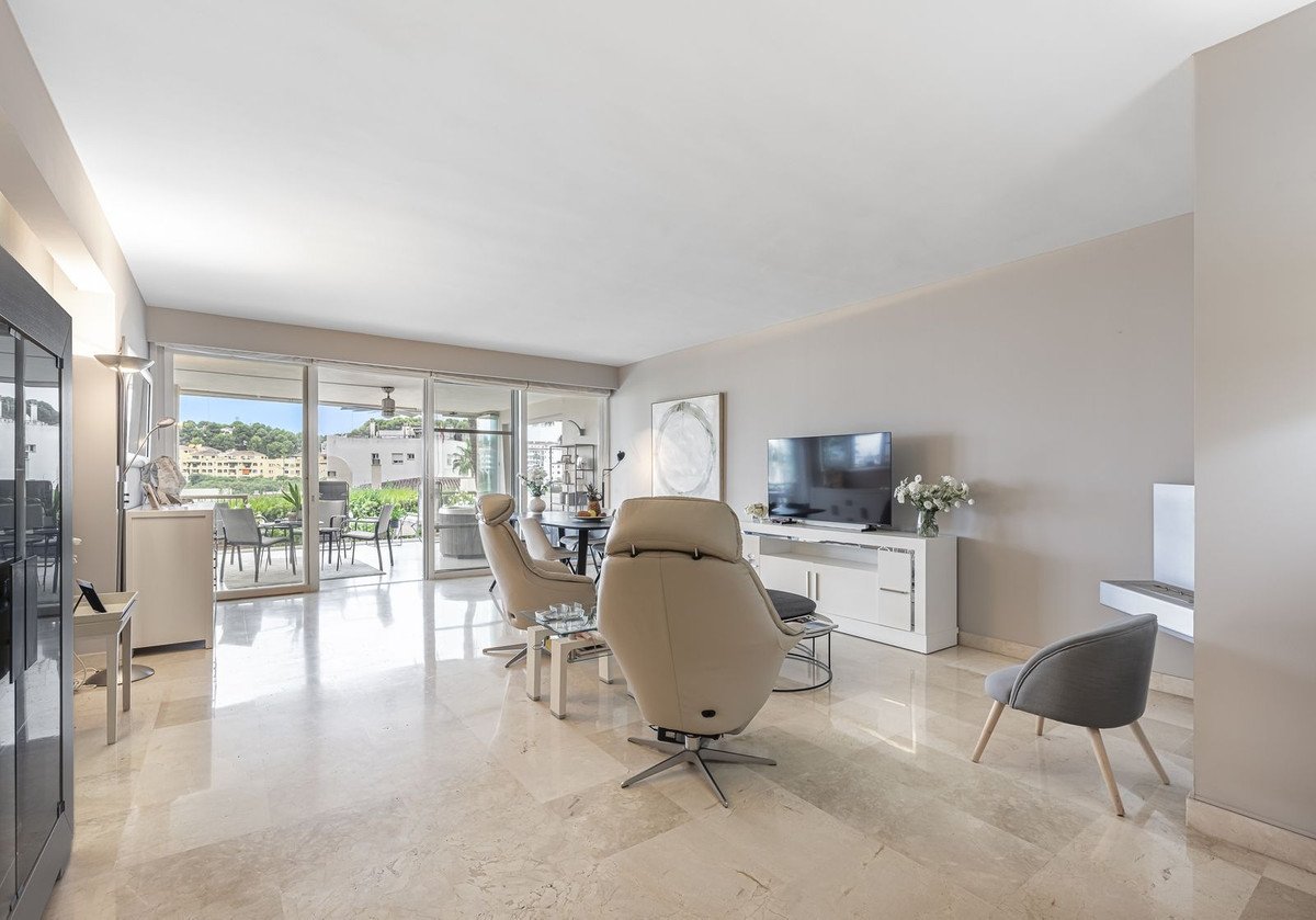 2 Bed Middle Floor Apartment in Miraflores