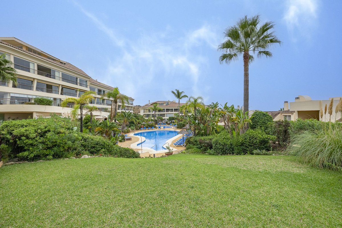 2 Bed Middle Floor Apartment in Miraflores