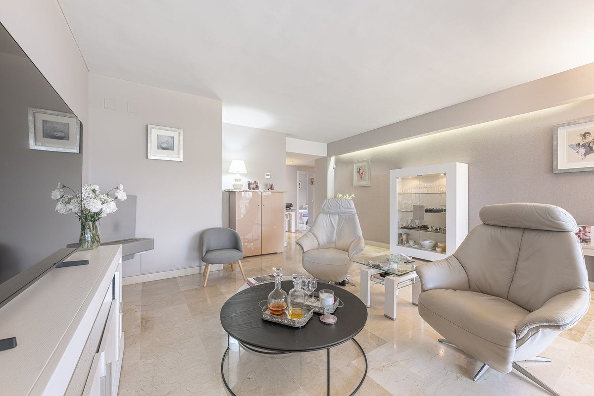 2 Bed Middle Floor Apartment in Miraflores