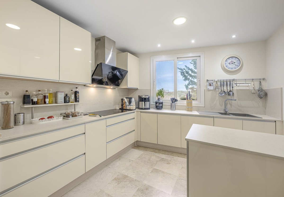 2 Bed Middle Floor Apartment in Miraflores