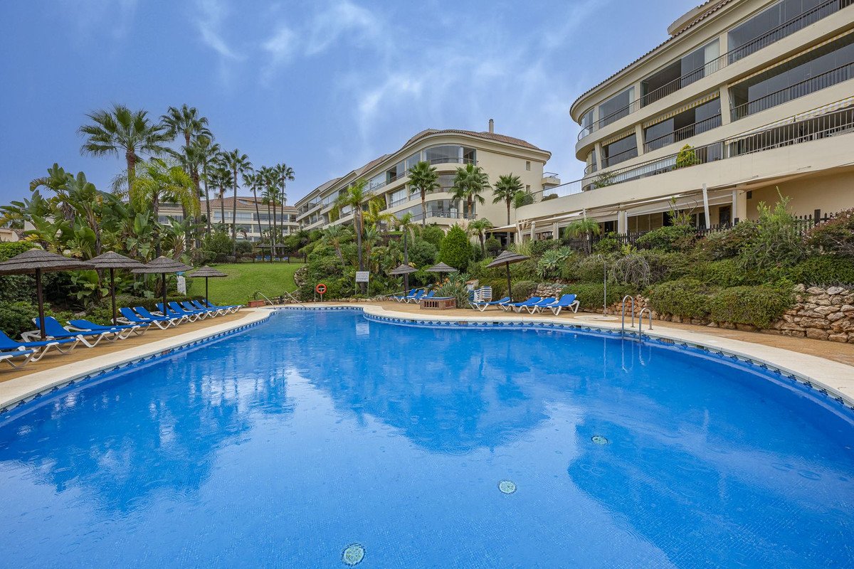 2 Bed Middle Floor Apartment in Miraflores