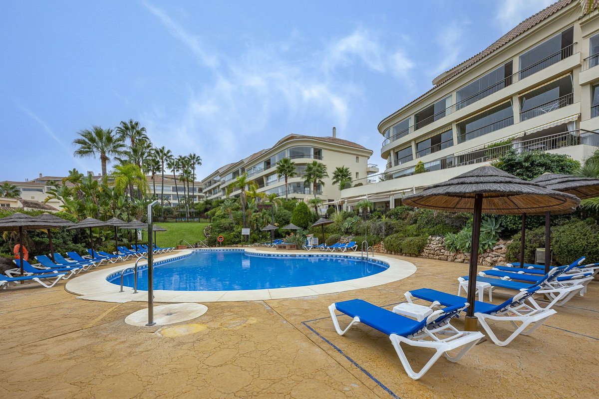 2 Bed Middle Floor Apartment in Miraflores