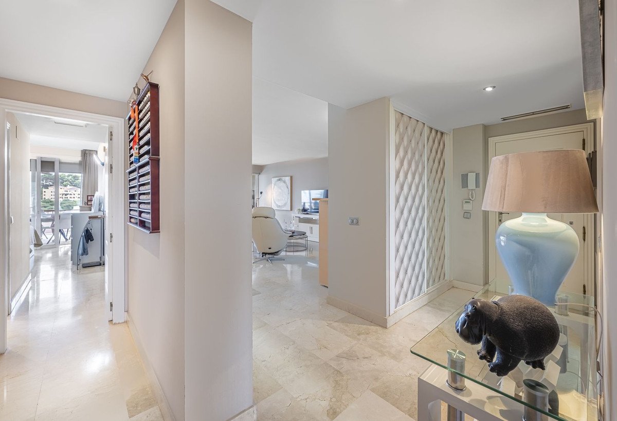 2 Bed Middle Floor Apartment in Miraflores