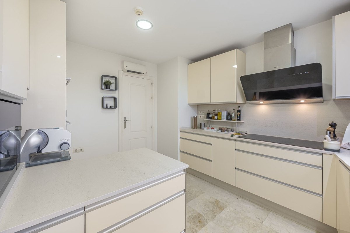 2 Bed Middle Floor Apartment in Miraflores