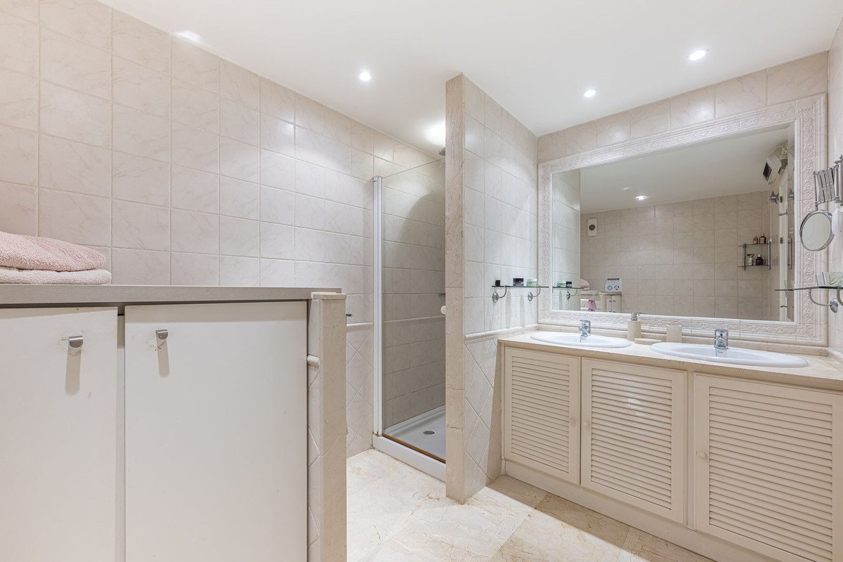 2 Bed Middle Floor Apartment in Miraflores