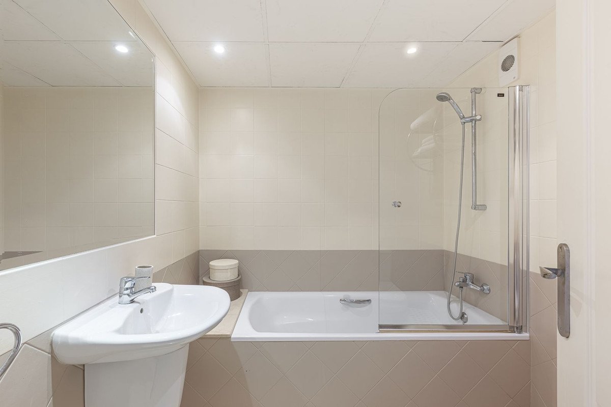 2 Bed Middle Floor Apartment in Miraflores