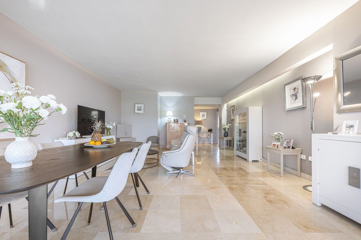 2 Bed Middle Floor Apartment in Miraflores