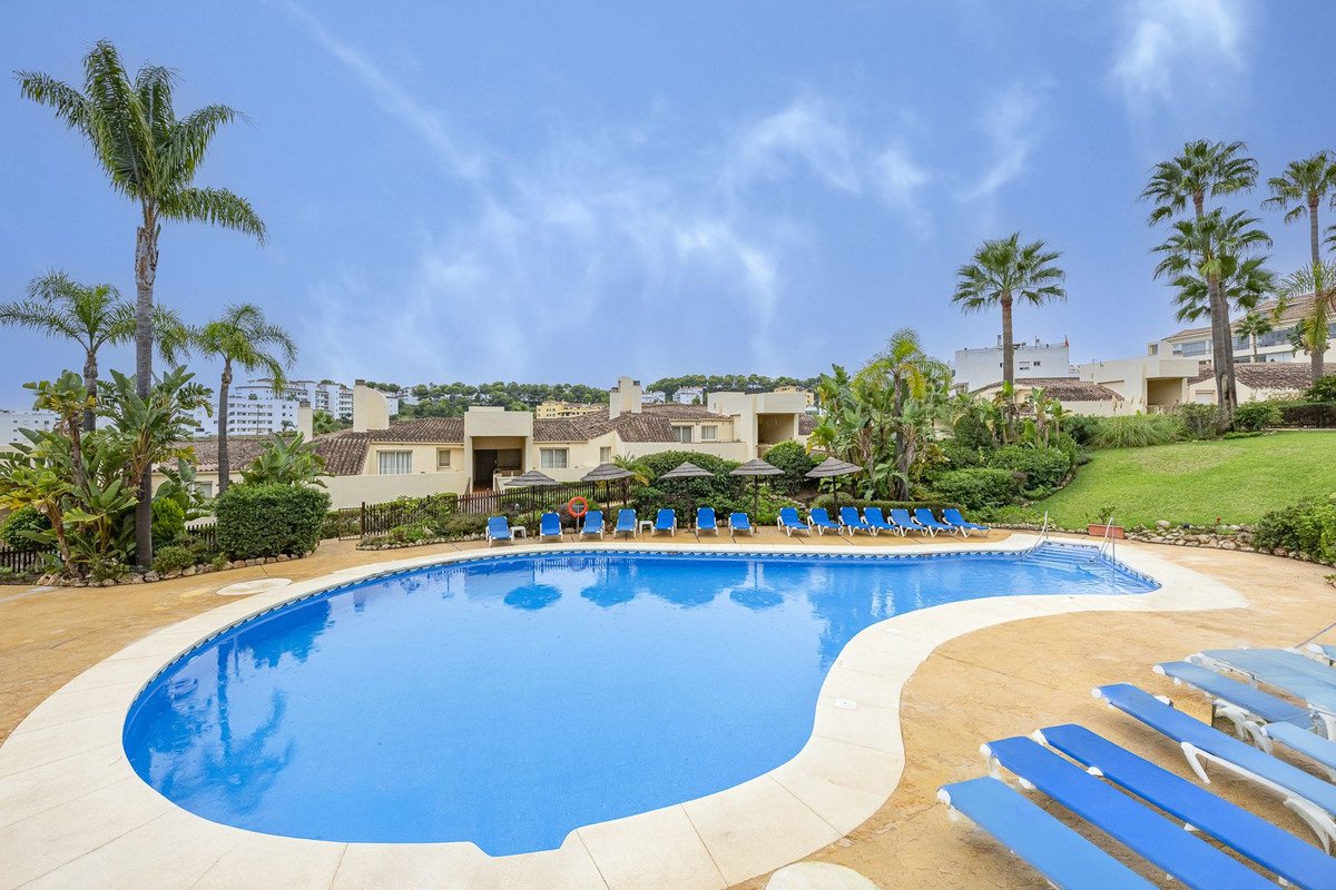 2 Bed Middle Floor Apartment in Miraflores
