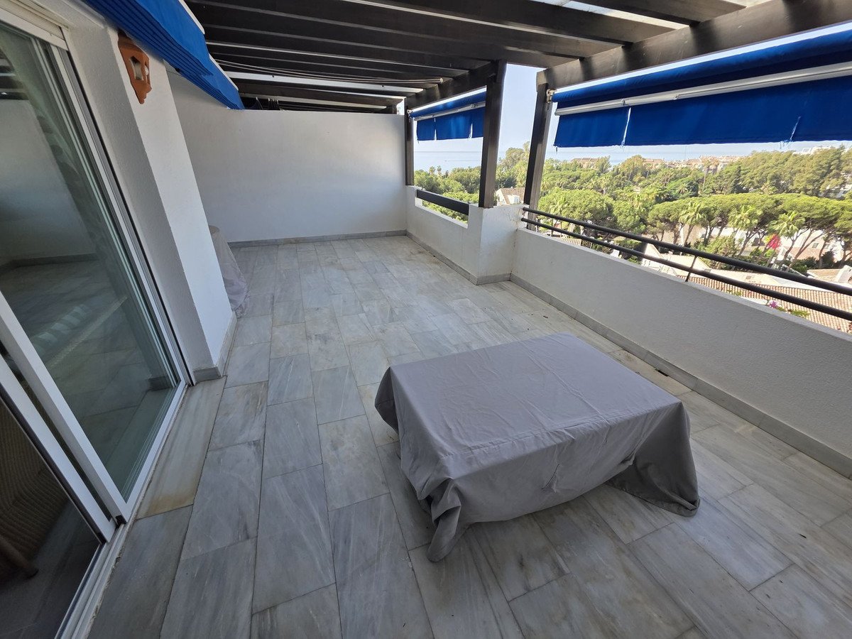 2 Bed Middle Floor Apartment in Puerto Banús