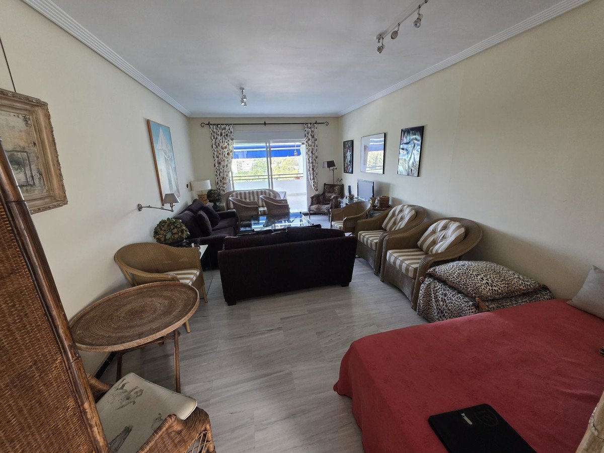 2 Bed Middle Floor Apartment in Puerto Banús