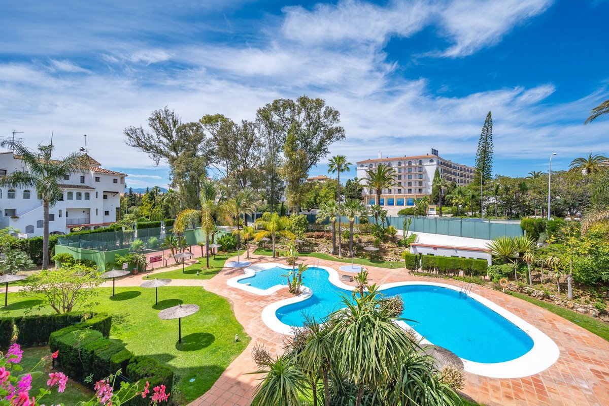 2 Bed Middle Floor Apartment in Puerto Banús