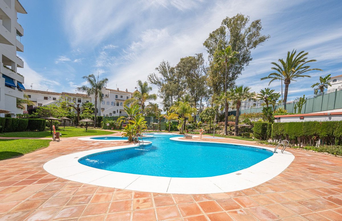 2 Bed Middle Floor Apartment in Puerto Banús