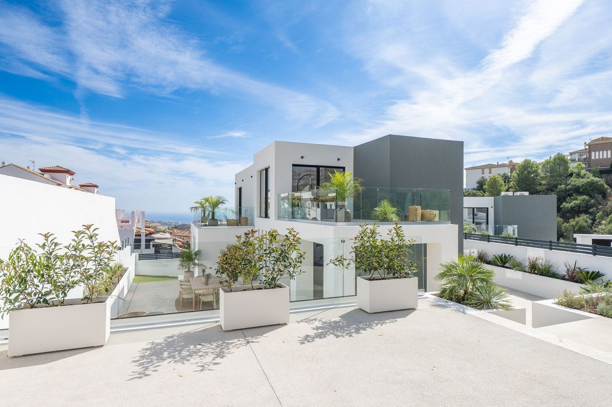 4 Bed Detached Villa in Benalmadena