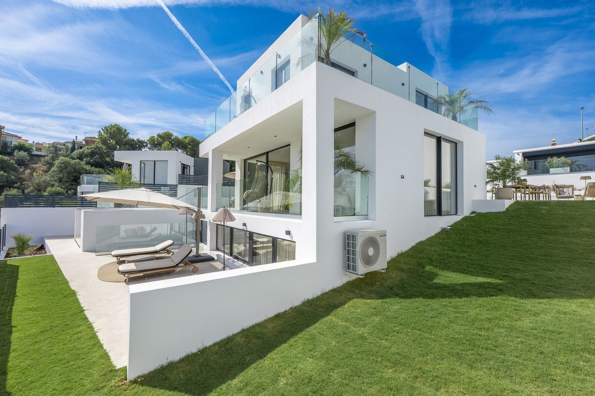 4 Bed Detached Villa in Benalmadena