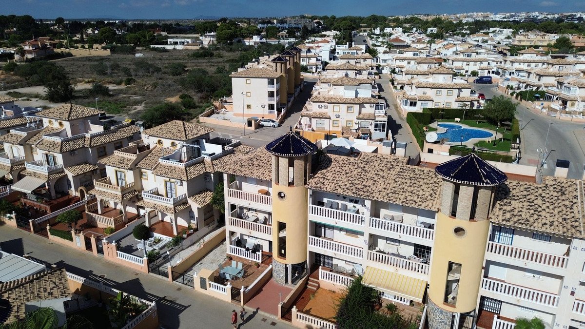 2 Bed Middle Floor Apartment in Lomas de Cabo Roig