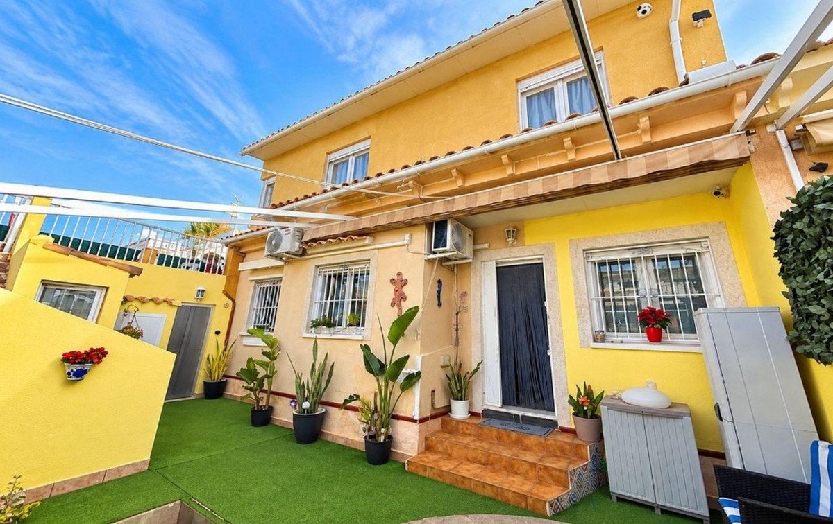 3 Bed Semi-Detached House in La Florida