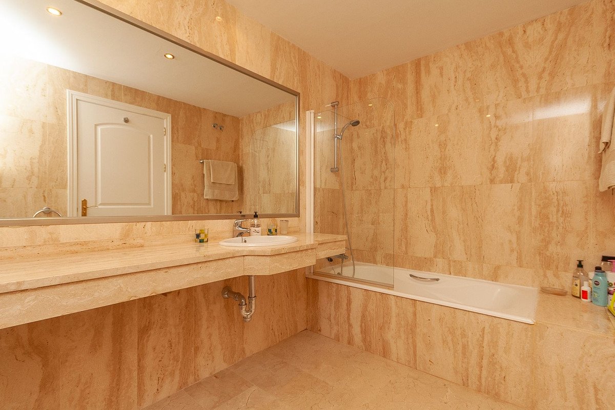 2 Bed Middle Floor Apartment in Elviria